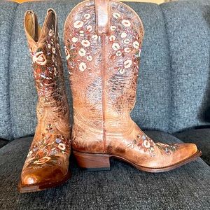 Beautiful Shyanne snip toe boots. Worn once. Excellent condition.